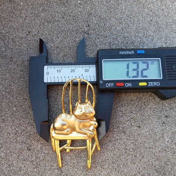 Jonette Jewelry "JJ" BROOCH Gold Cheshire Cat in Chair - Picture 13 of 14